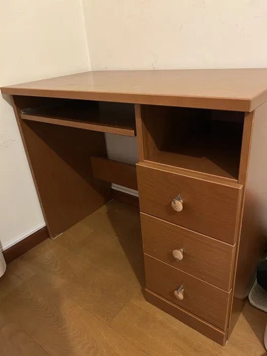 mesa de escritório com cadeira