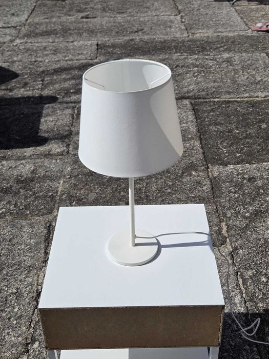 Candeeiro de mesa branco (cúpula em tecido) - perfeito estado