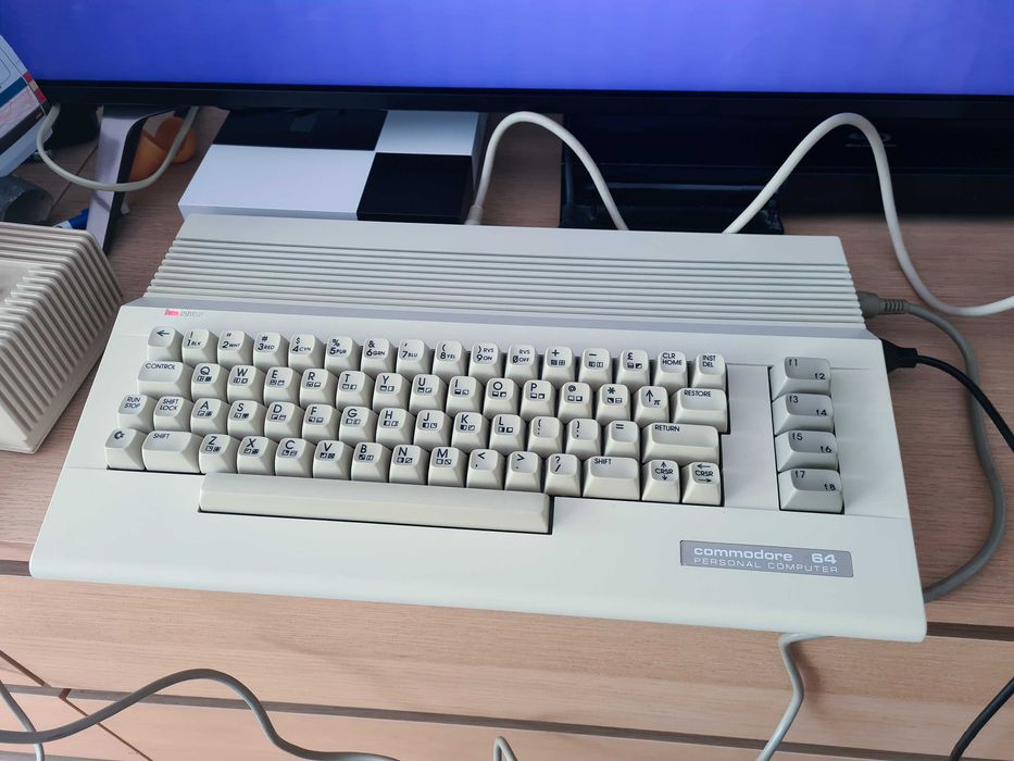 Commodore C64 BOX zasilacz sprawny