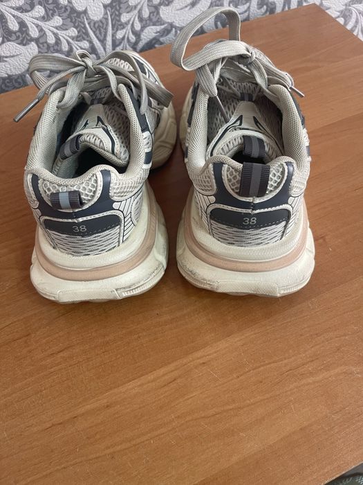 Кросовки жіночі