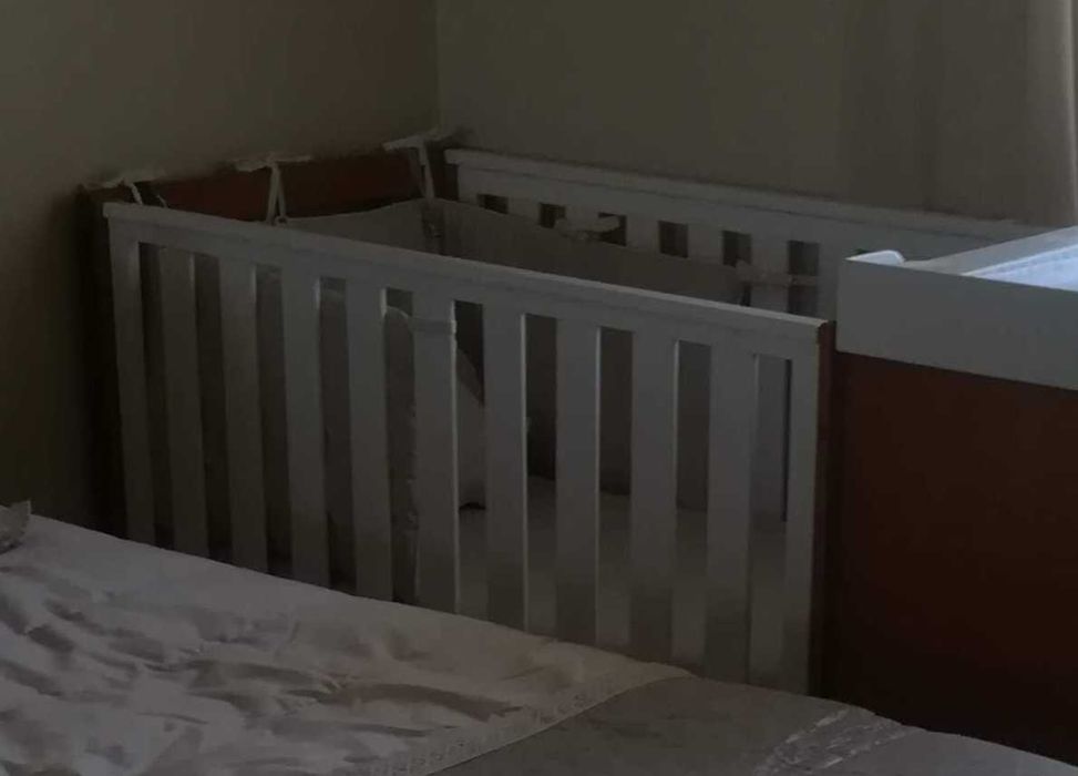 Cama de grades de bebé