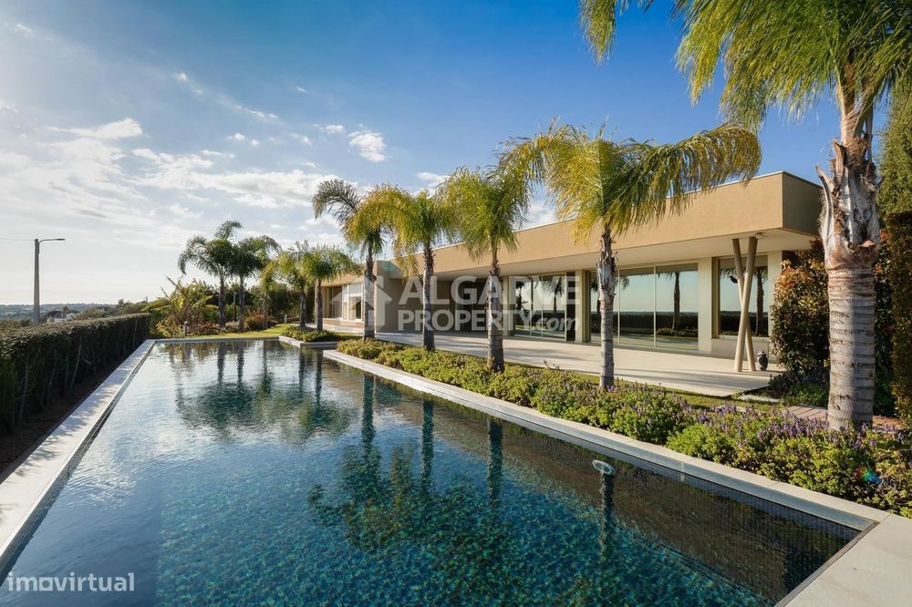 Moradia Térrea T4 no Algarve com Piscina, Vista Panorâmica e Elevada E