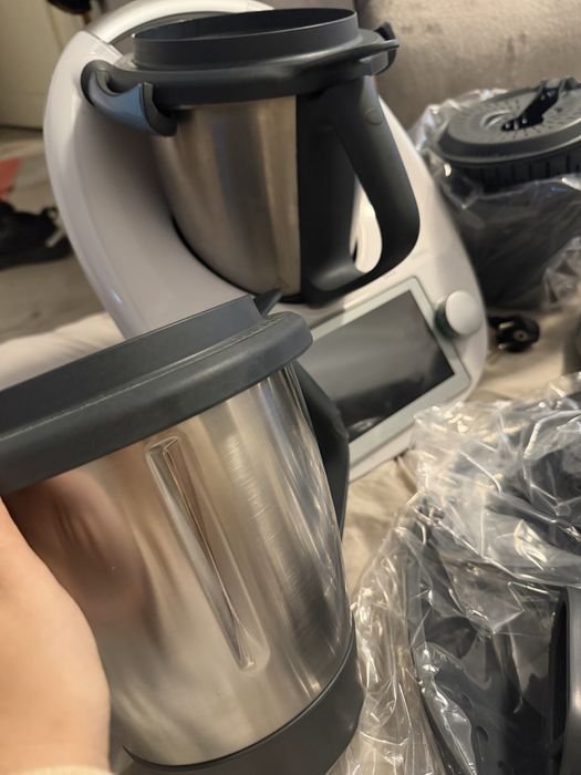 Bimby tm6 com todos os acessórios 1.400€