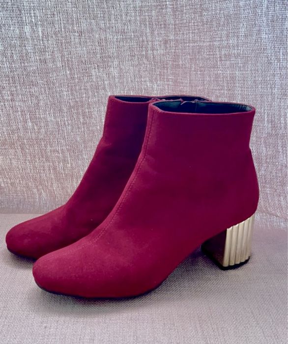 Botins bordeuax e salto dourado