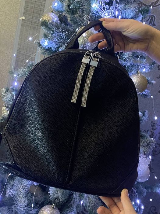 Чорний рюкзак з камінчиками