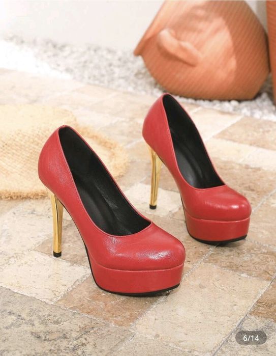 Salto alto agulha dourado