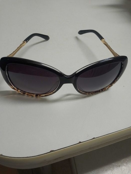 Óculos de.sol com dourado
