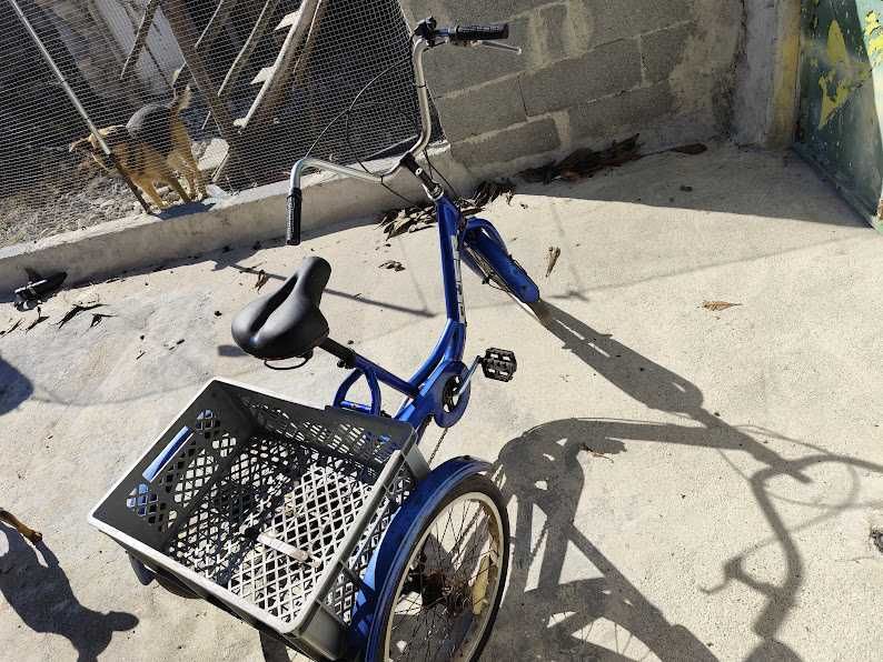 bicicleta de 3 rodas tipo triciclo pronta a andar