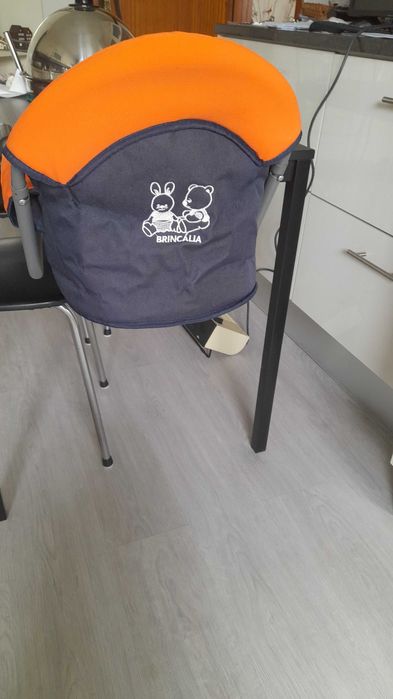 Cadeira de comer à mesa suspensa