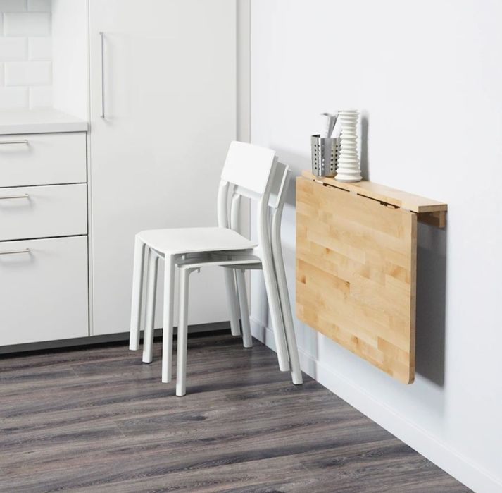 Banco alto c/encosto, dobrável, branco com mesa dobrável de parede.