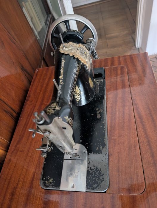 Stara zabudowana maszyna do szycia SINGER, mebel