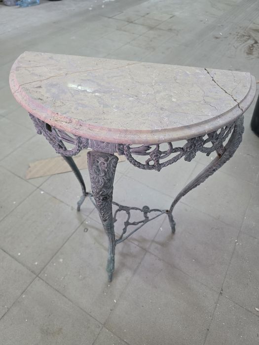 Mesa com tampo em mármore