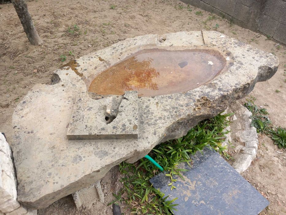 Pia de pedra parideira