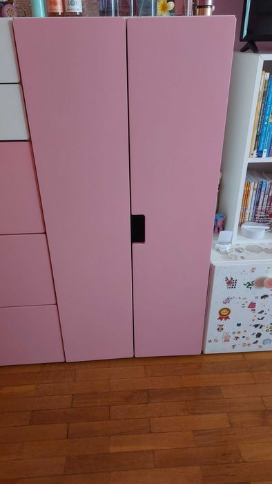 Roupeiro Ikeia com portas em rosa
