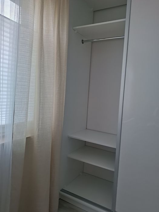 Biała szafa przesuwna