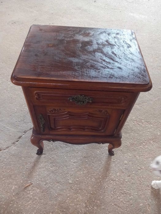 Mesa de cabeceira antiga  com 0,45cn largura  0,60cm altura  0,35cm fundo com uma gaveta e uma porta