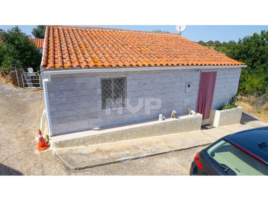 Moradia T2 com terreno em Martim Longo