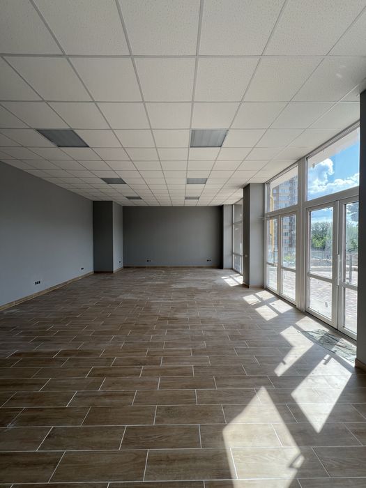 Приміщення в парковій зоні, з ремонтом.