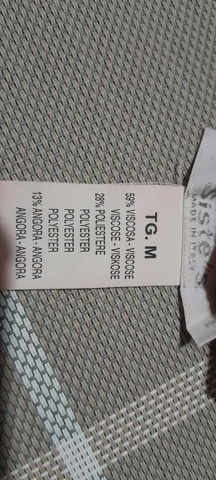 Красивая красная кофта в красных камнях .Италия .Новая