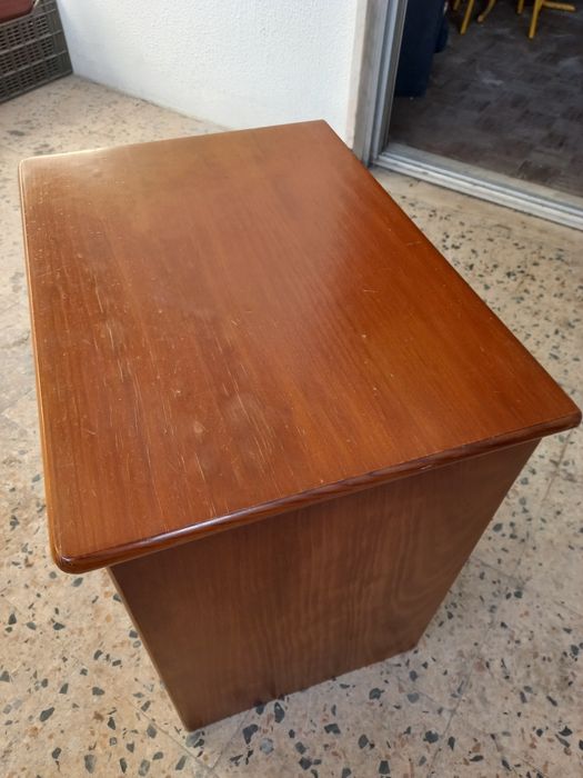 Mesa de cabeceira em madeira maciça