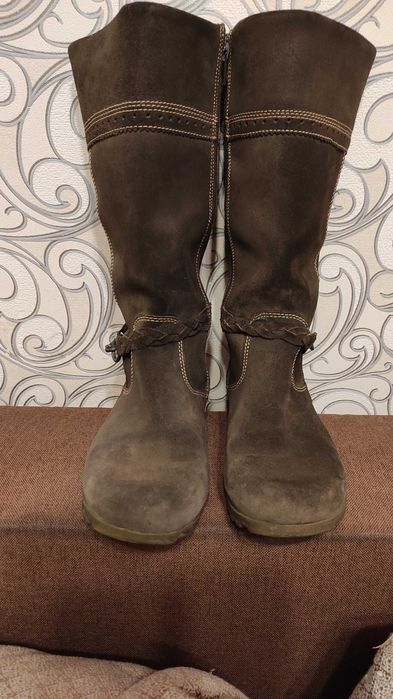 Демісезонні жіночі замшеві чоботи