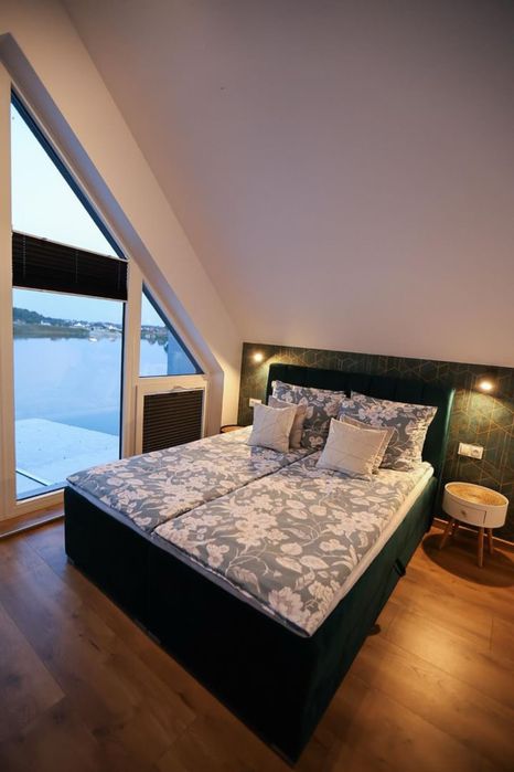 Domek nad jeziorem z jacuzzi sauną i linią brzegową