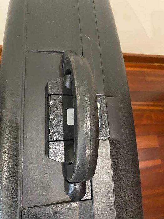 Mala de viagem média, rígida e preta da marca Delsey