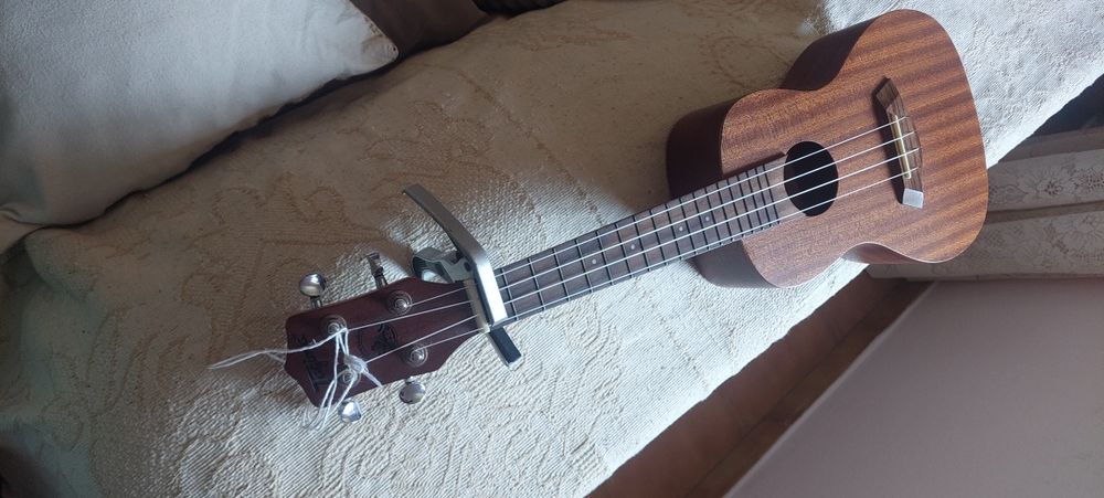 UKULELE ukelele usado
