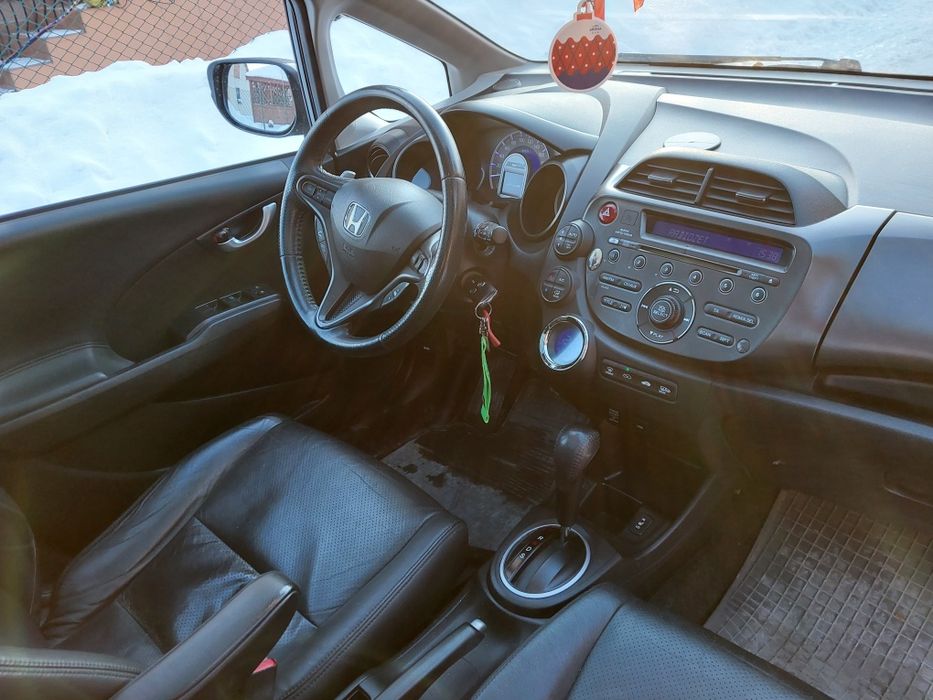 Honda jazz hybryda 2013r bardzo ekonomiczna