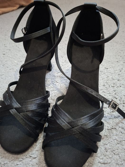 Нові туфлі для бачати/латини 
Продаю нові танцювальні туфлі, взувала