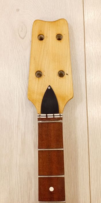 Gitara basowa.  Gryf