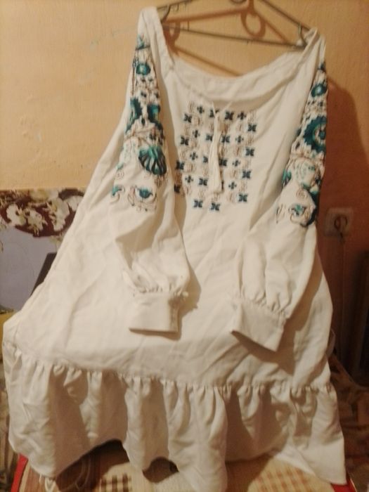 Вишете плаття. Жіноче