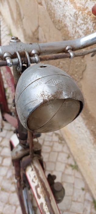 Bicicleta pasteleira antiga para restaurar