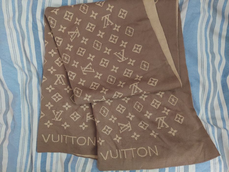 Шарф платина двостороння фірми Louis vuitton 

Довжина 1м 70см
Ширина