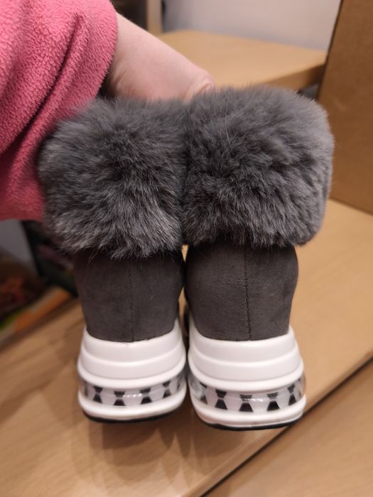 Buty z futerkiem na koturnie