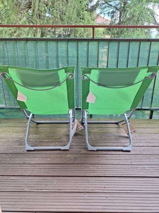 Dwa zielone leżaki używane