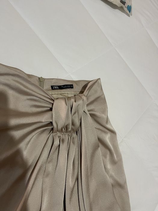 Belissima saia acetinada Zara