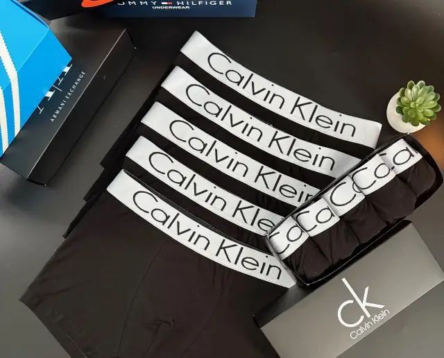 Zestaw 5 męskich bokserek w pudełku prezentowym.