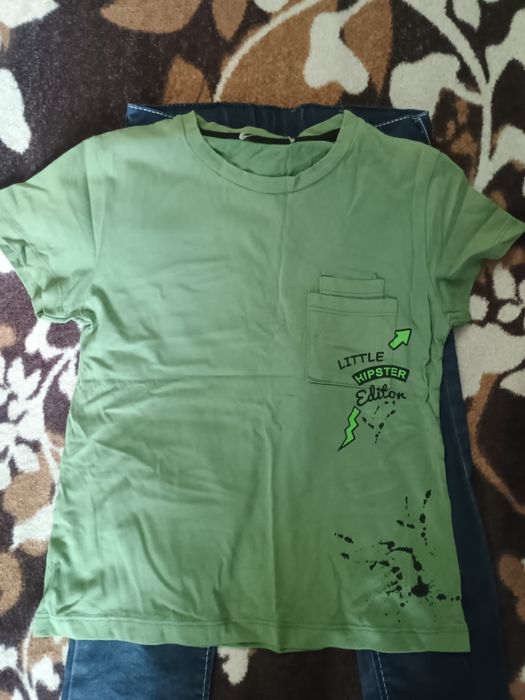 Безкоштовно: 2 футболки, светр та джинси на хлопчика