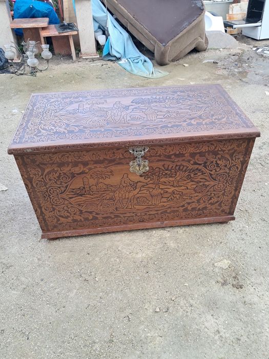 Arca em madeira macica trabalhada