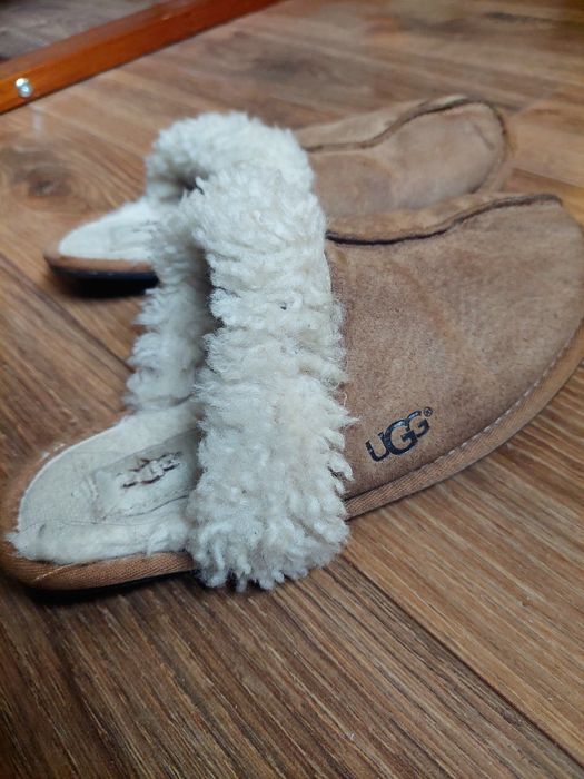 Ocieplane obuwie domowe kapcie UGG W SCUFFETTE II