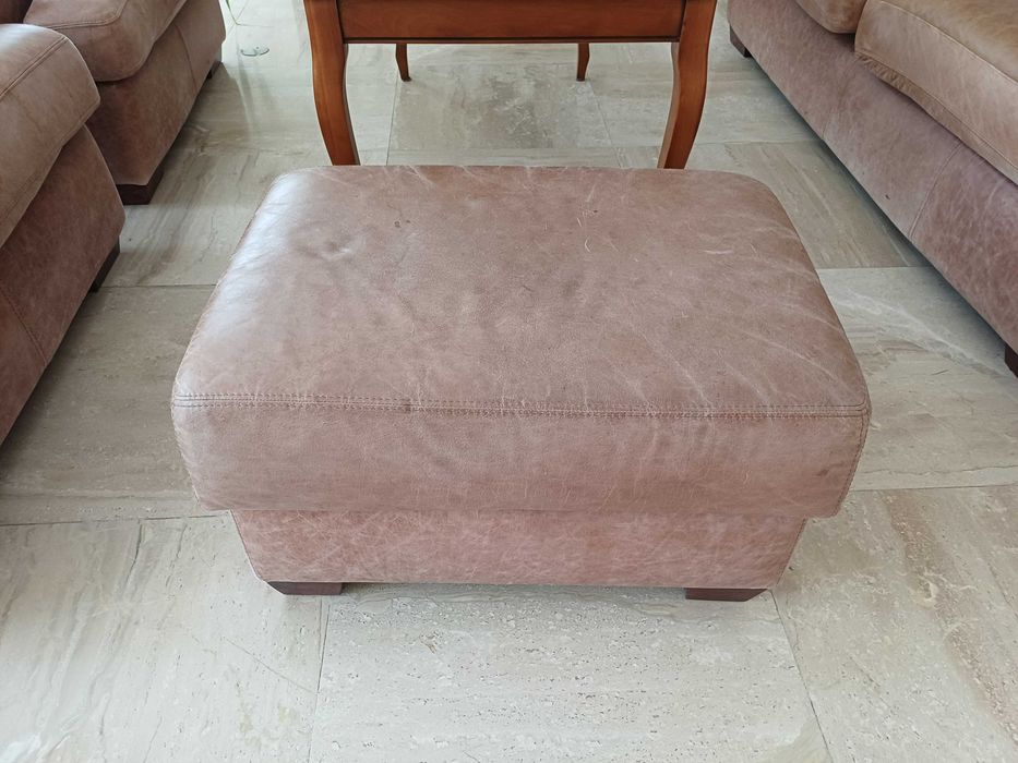 Skórzany komplet wypoczynkowy: kanapa + dwa fotele (pufa gratis)