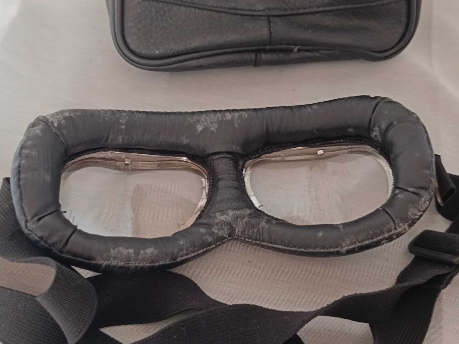 Óculos antigos de moto ou colecionador