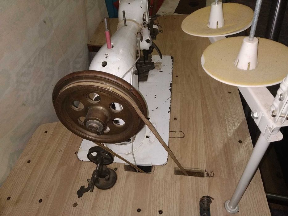 Продам швейну машину 23 клас.