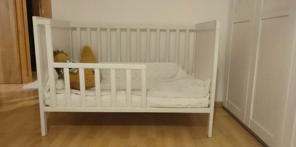 Łóżeczko niemowlęce rozkładane na dziecięce