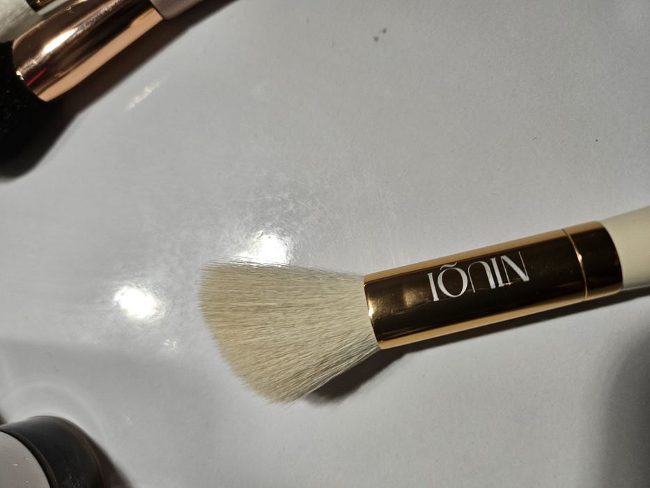 NIUQI/mięciutki pędzel do konturowania/Edycja limitowana DREAMLIGHT