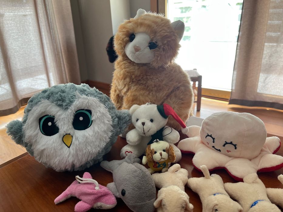 Peluches, coruja gato polvo mini baleias e caes