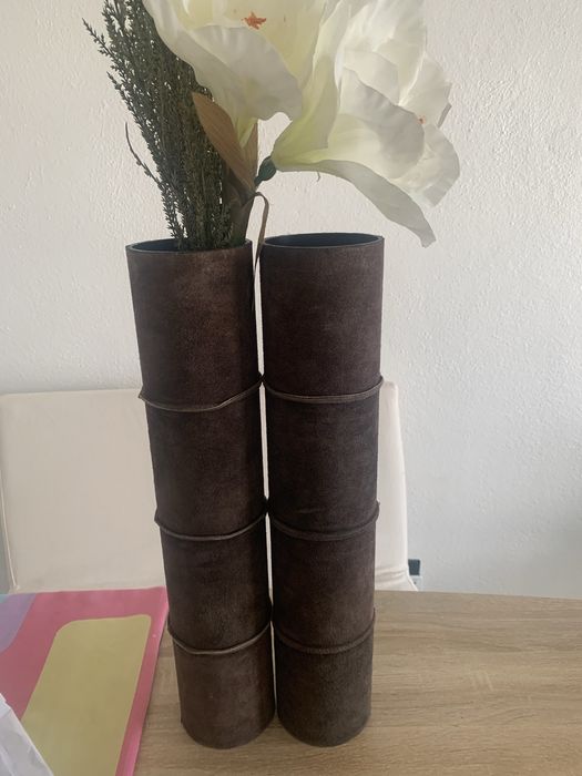 Conjunto de 2 jarras altas em pele