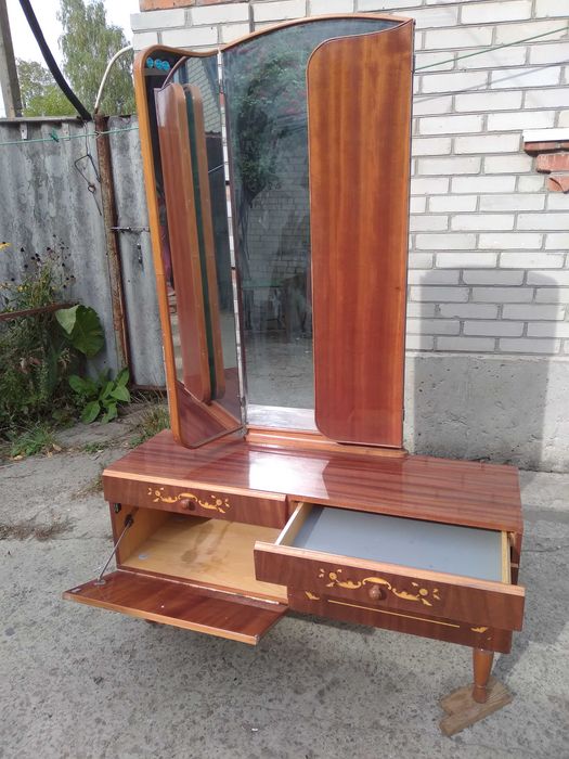 Мебель для спальни трюмо двух створчатое