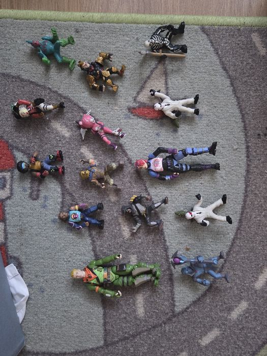 Varios bonecos marvel e outros brinquedos